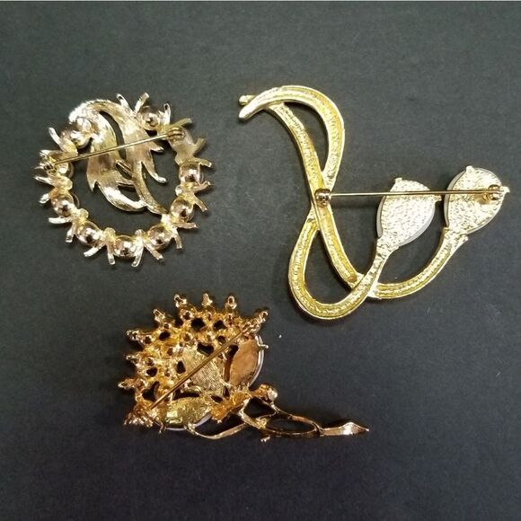 Vintage Lot of Three Faux Pearl Gold Tone Icy Clear Rhinestone Brooch Pins - Picture 5 of 7